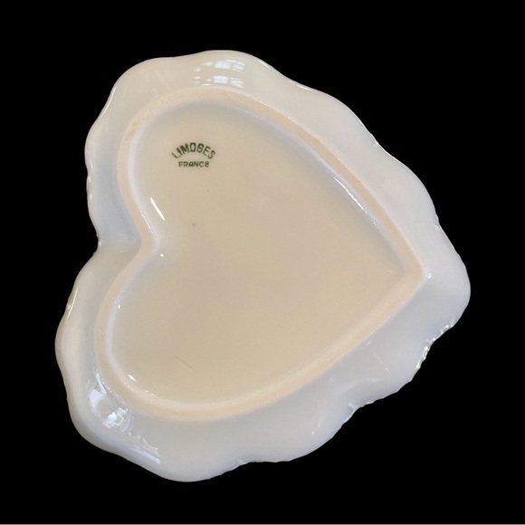 VINTAGE, HEART SHAPED LIMOGE WITH LID. 4 3/4”W X 4 1/2”H X 2”D - Picture 7 of 7